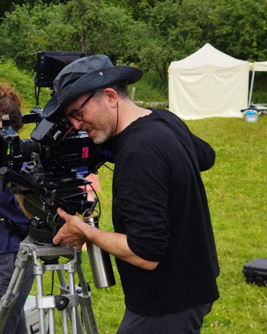 Nicolas Gontcha derrière la caméra, sur un tournage en extérieur